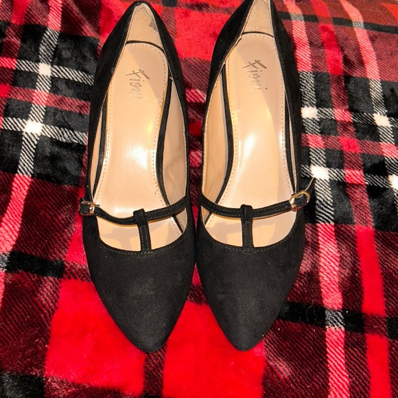 Black 2 Inch Fioni Heels. Size 8 - Picture 1 of 4